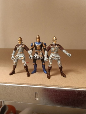 Set of 3 knights used