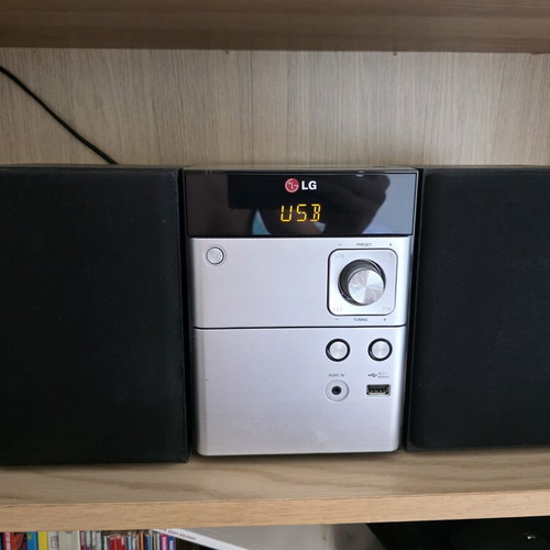 LG CM1530 USB Micro Hi-Fi System like new, 10 watt