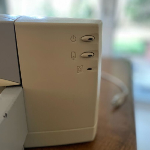 Deskjet 880C color printer used with cables and manual
