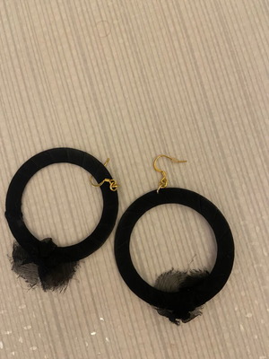 Earrings faux black hoop like new
