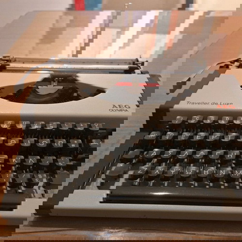 Γραφομηχανή Olympia-Aeg Traveller De Luxe μεταχειρισμένη, 80ς με βαλιτσάκι
