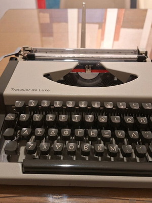 Γραφομηχανή Olympia-Aeg Traveller De Luxe 80ς σαν καινούργιο με βαλιτσάκι