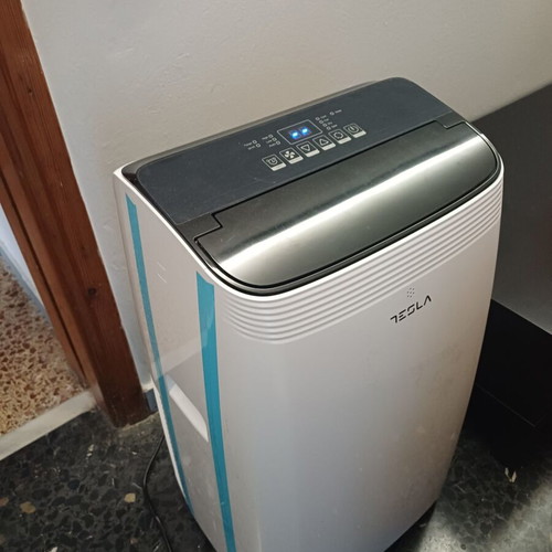 Tesla Portable Air Conditioner Cooling and Heating like new, 2024 model