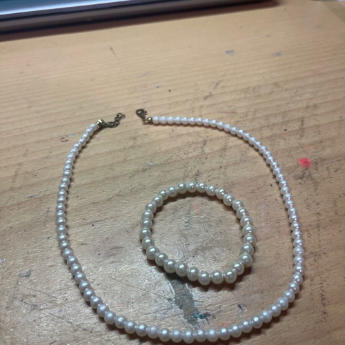 Necklace and bracelet set with white pearls like new