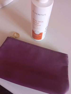 Esta Lauder toiletry bag and body lotion new