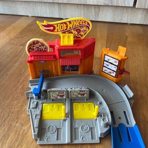 Hot Wheels pizza track like new with pizza launcher lever