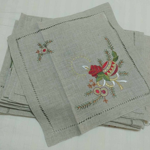Set of 6 Christmas table mats and 1 runner like new