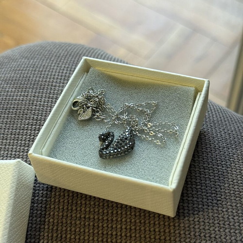 Swarovski necklace black swan like new
