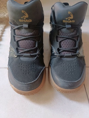 Shaq Shoes size 43.5 like new, black and gold athletic