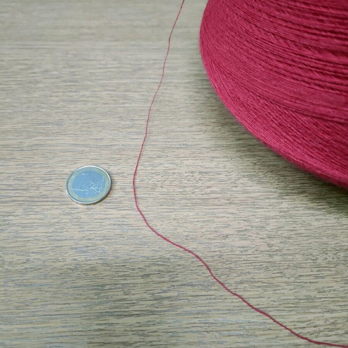 Red fine thread thickness 1/40 like new, about 1 kilo