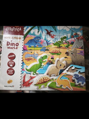 Dinosaur Puzzle Set like new with 24 pieces and 6 wooden figures