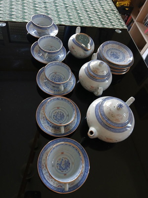 Tea set like new with teapot, creamer, sugar bowl, 5 cups and 10 saucers