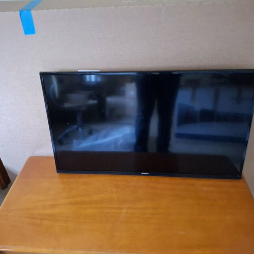 Strong 40FX4003 40-inch TV like new, tabletop, non-smart