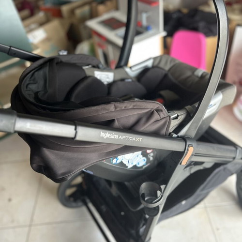 Inglesina Aptica XT stroller set like new with frame, reversible seat and car seat