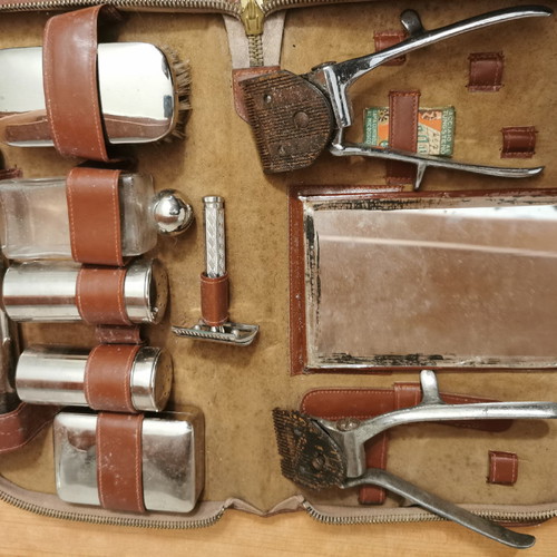 Vintage shaving set used with leather case