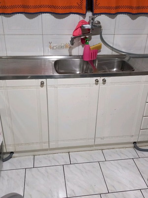 Kitchen cabinets white, like new
