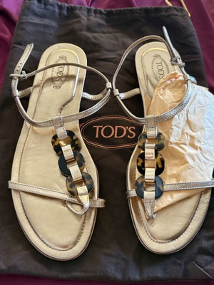 Tod's leather sandals new, size 40, gold with tortoise chain detail