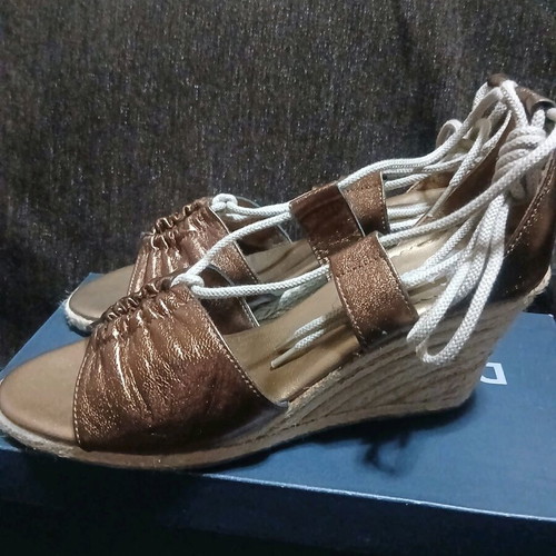 Bata women's leather sandals new, size 40, bronze color
