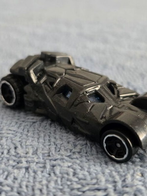 Hot Wheels BatMobile toy car like new, scale 1:64