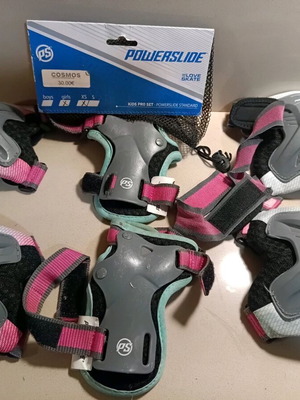 Roller skate knee pads girls like new