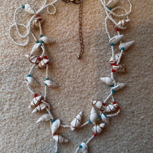 Shell necklace like new, white