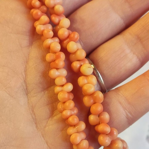 Coral necklace choker style, like new, 40 cm length, orange