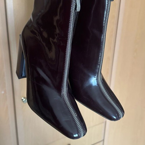 Burgundy ankle boots size 39 like new with impressive heel and zipper