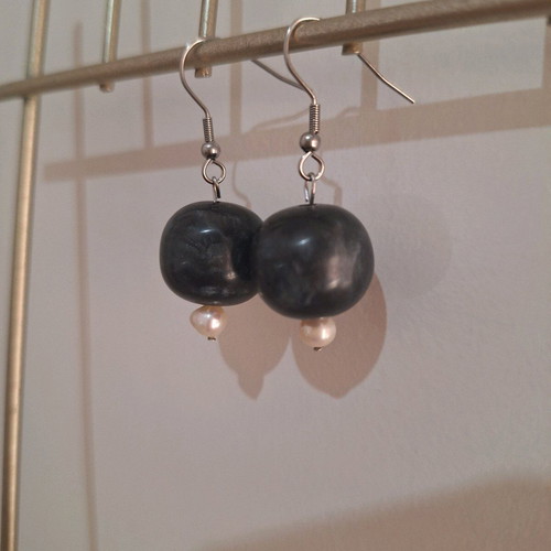 Handmade earrings with steel base, iridescent glass beads and freshwater pearls made to order