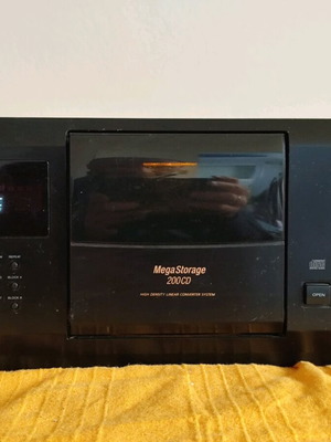 Sony Mega Storage CDP CX 200CD like new