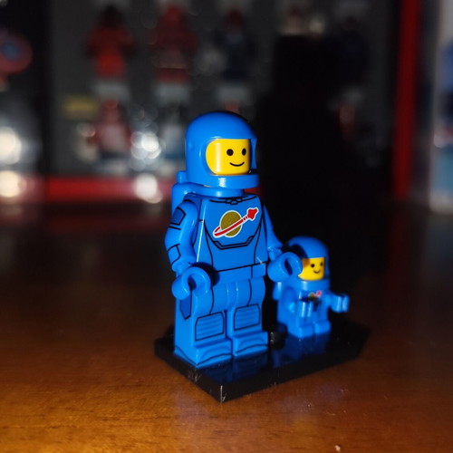 Blue Astronaut minifigure with base and two expressions, Lepin