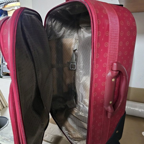 Cabin suitcase like new, red