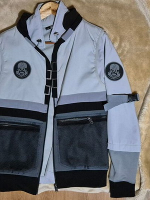 Jacket Assassin's Creed συλλεκτικό σαν καινούργιο, μέγεθος medium, γκρι και μαύρο
