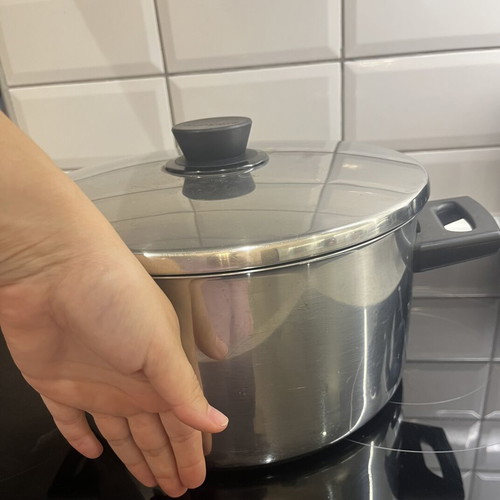 Large deep cooking pot