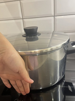Large deep cooking pot