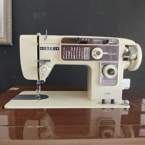 Ραπτομηχανή Ideal vintage με ξύλινο έπιπλο σαν καινούργιο