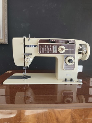Ραπτομηχανή Ideal vintage με ξύλινο έπιπλο σαν καινούργιο