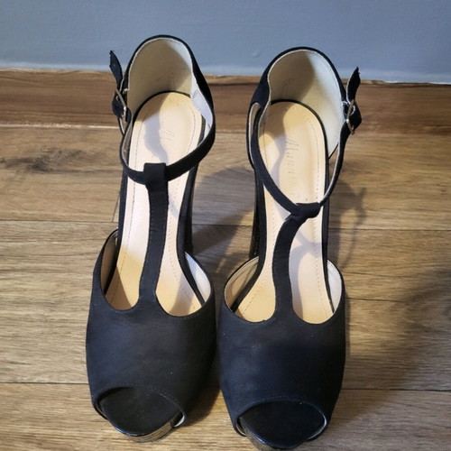 Black suede sandal with 13 cm heel like new, size 39