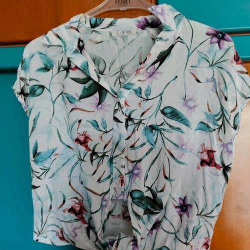 White shirt with flowers Anel like new, size S