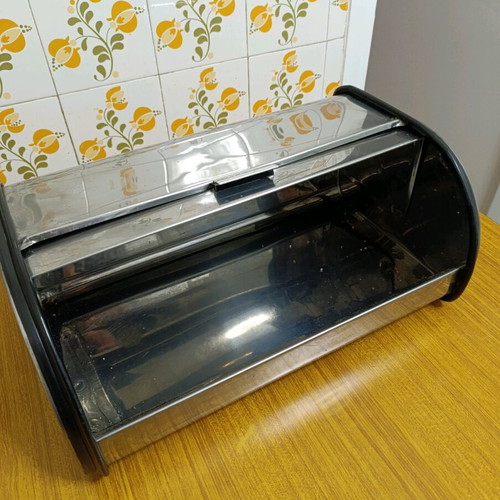 Bread box used in good condition