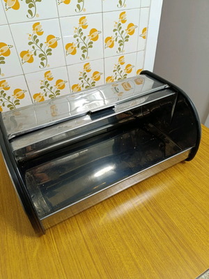 Bread box used in good condition