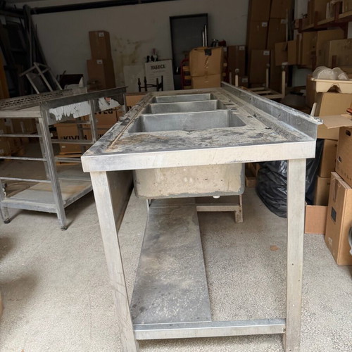 Stainless steel sinks, lantsa, table and baking tray racks used