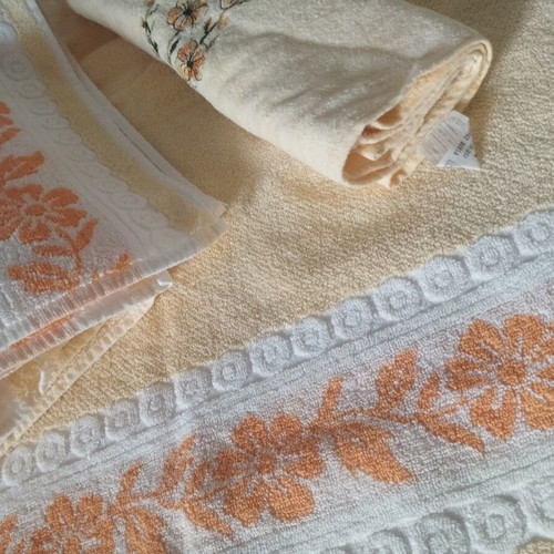 Towel set 3 pieces, like new, cream with floral embroidery