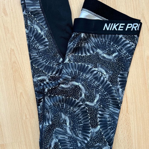 Nike Pro women's sports leggings size L Dri-FIT like new