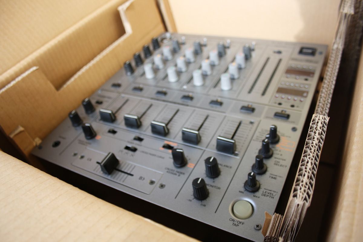 Pioneer DJM 600 S mixer like new with… - € 1.000,00 - Vendora.cy