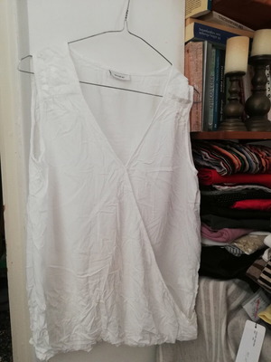Yeasica white blouse like new, size 40 with elastic hem