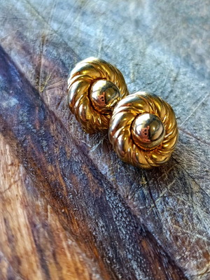 Vintage gold-colored earrings like new with unique design and clips