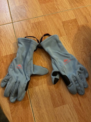 Children's ski gloves used, size 7-8 for warm days