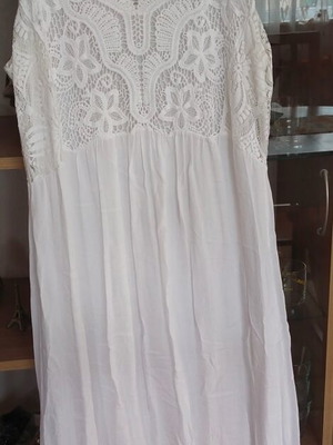 White summer dress used with lace and embroidery, length 130 cm