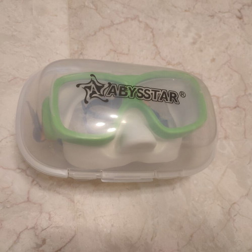 Abysstar children's snorkeling mask like new, ages 4-6