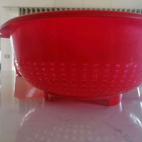 Plastic colander like new with feet, ideal size
